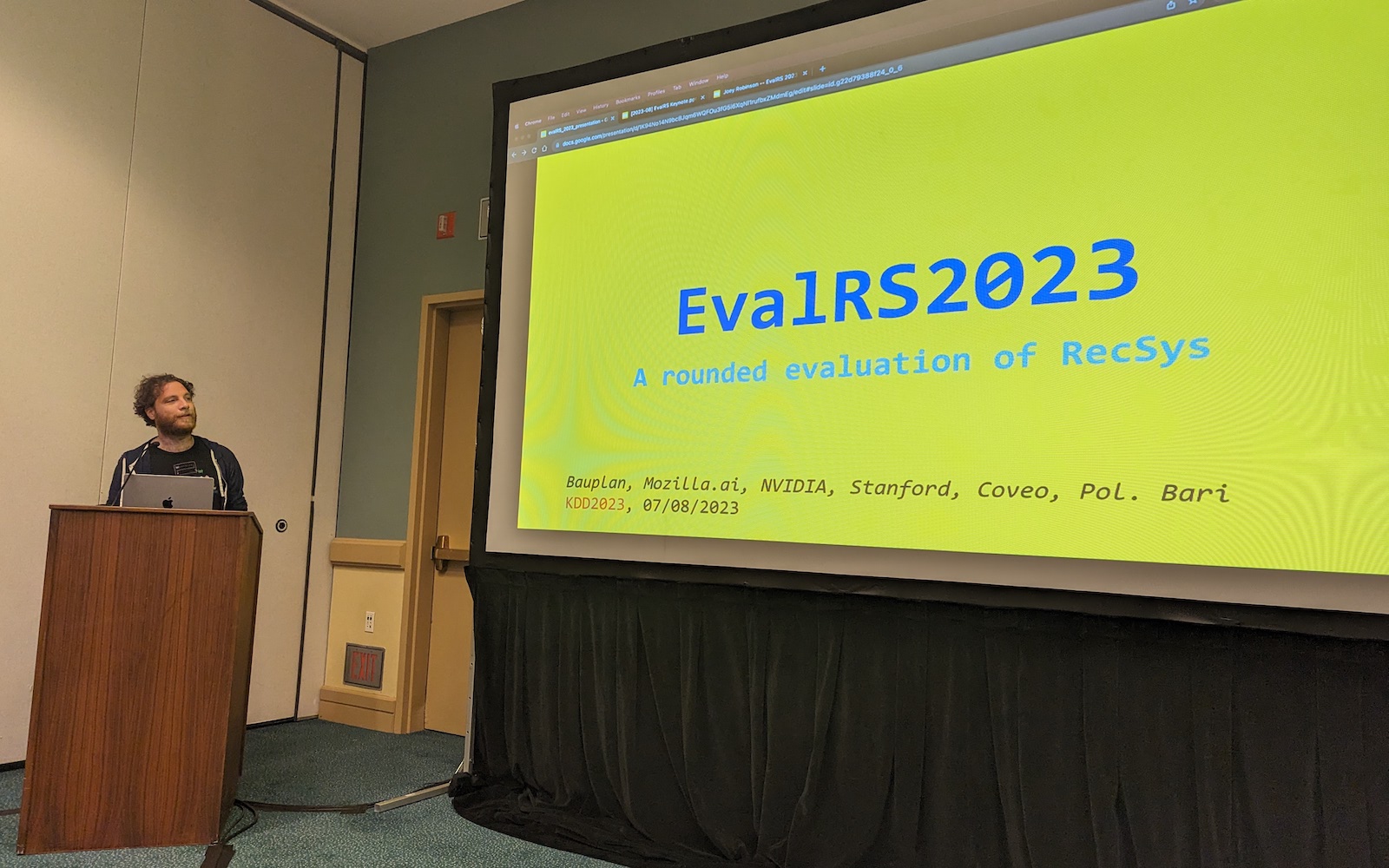 Jacopo Tagliabue presenting the introduction to the EvalRS workshop at KDD 2023.